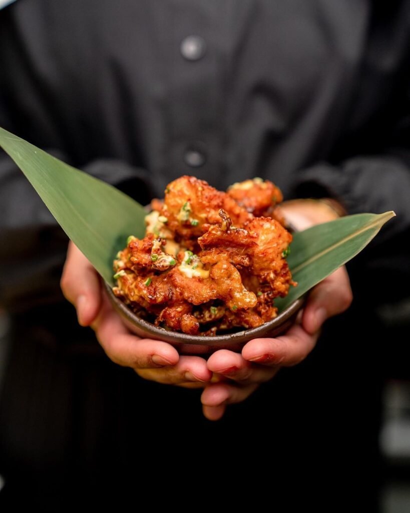 Les baguettes permettent de mieux apprécier le poulet Karaage